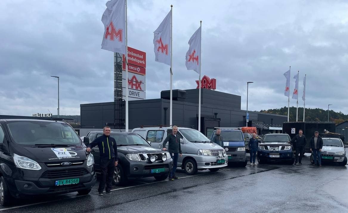 Konvoi med biler og varebiler klare til avreise på en parkeringsplass